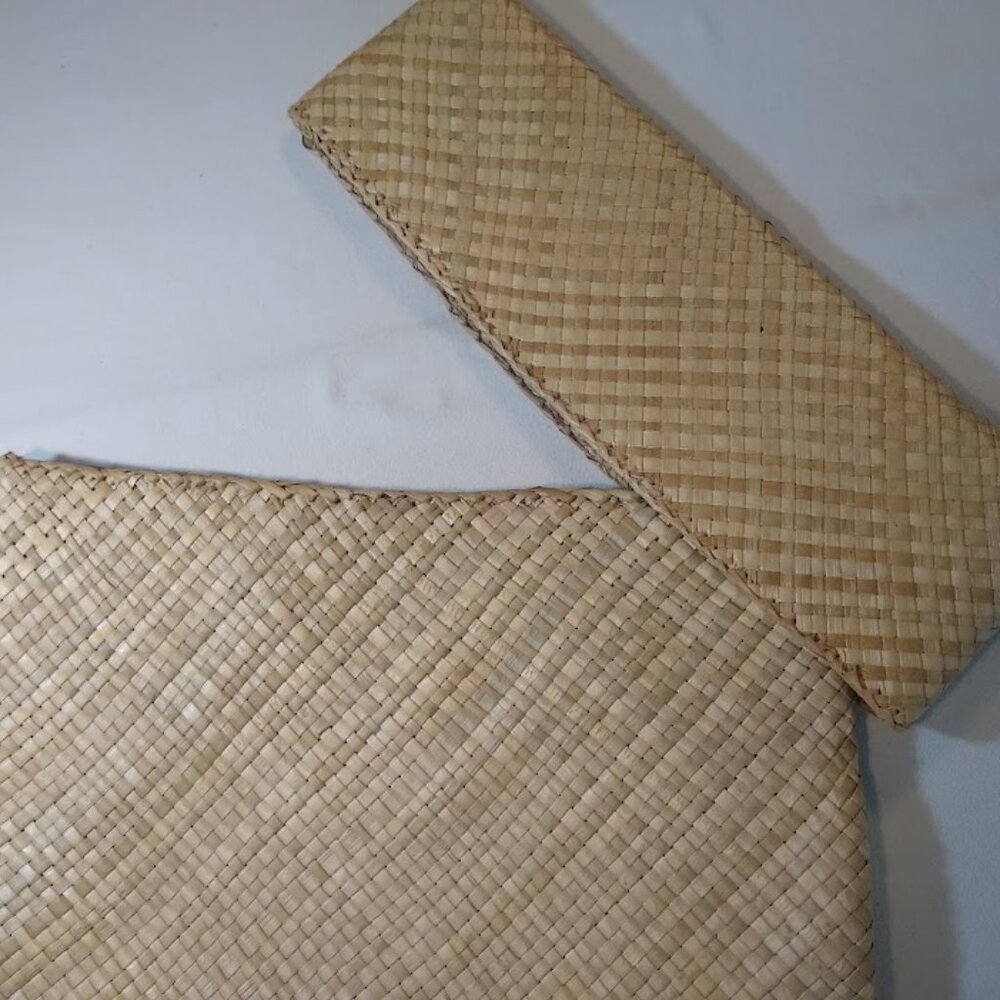 Vacation-Ready! vintage-unused woven seagrass clutch - Picture 2 of 5